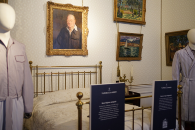 blenheim_palace_bedroom.png